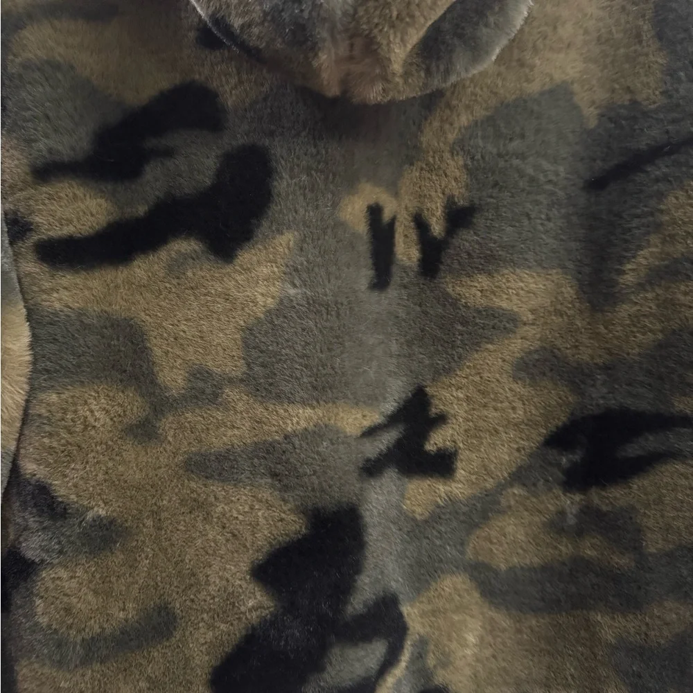 Forever 21 womens M winter long sleeve Faux Fur Camo punk goth Hooded Sweatshirt